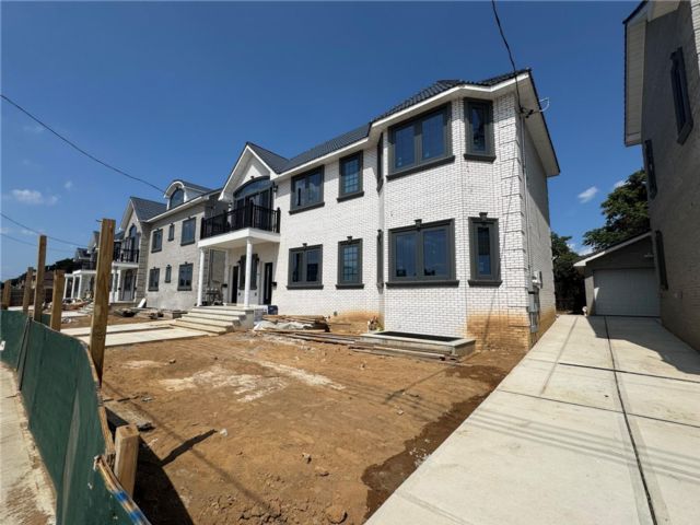  6 BR,  4.00 BTH &nbsp;House style home in Ozone Park