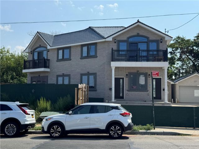  6 BR,  4.00 BTH &nbsp;House style home in Ozone Park