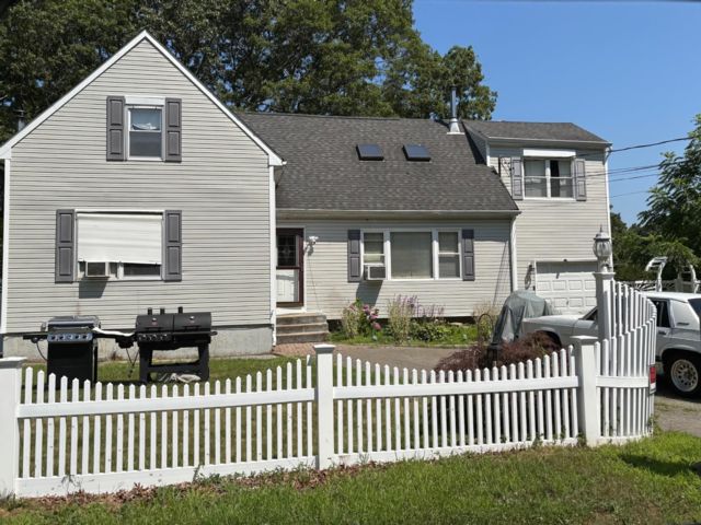  4 BR,  4.00 BTH &nbsp;Cape cod style home in Mastic Beach