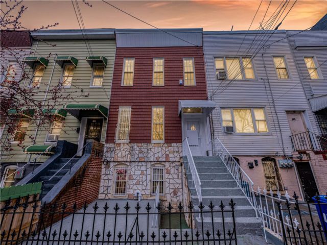  3 BR,  2.00 BTH &nbsp;Other style home in Cypress Hills