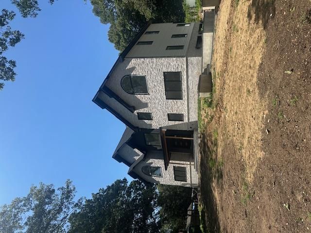  5 BR,  4.00 BTH &nbsp;Colonial style home in Smithtown