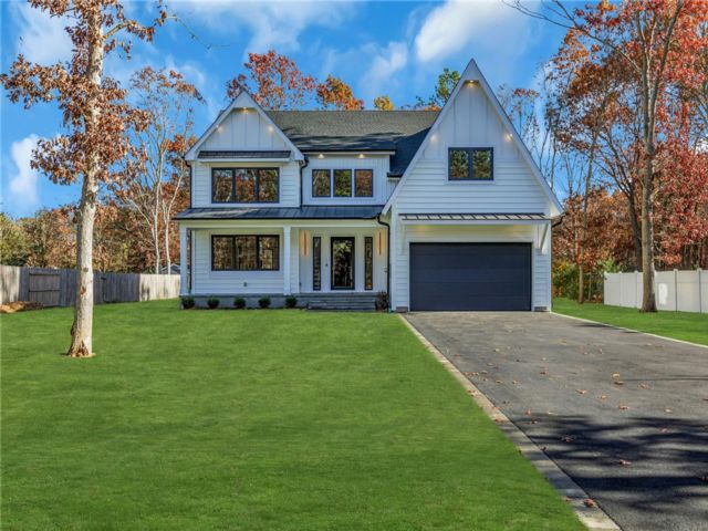  4 BR,  3.00 BTH &nbsp;Colonial style home in Bohemia