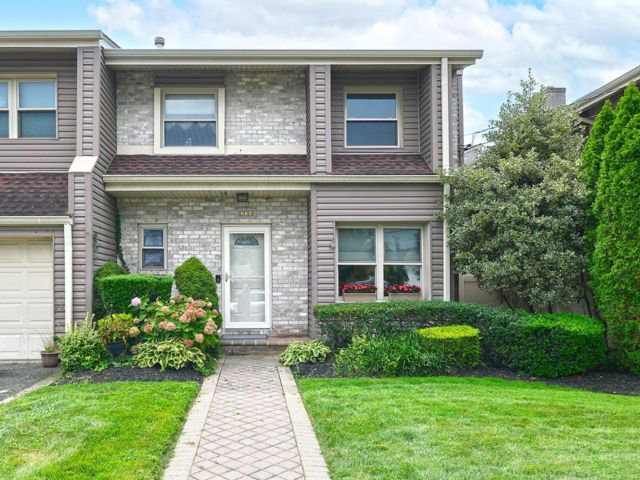  3 BR,  4.00 BTH &nbsp;Condo style home in Oceanside