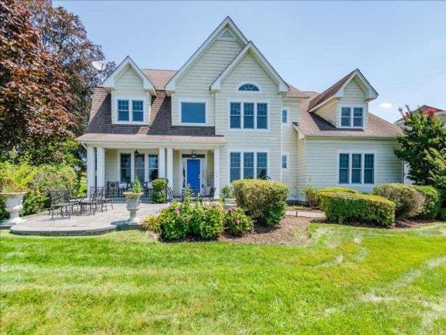  4 BR,  5.00 BTH &nbsp;Colonial style home in Glen Cove