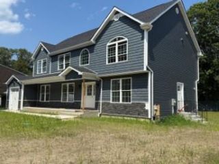  6 BR,  3.00 BTH &nbsp;Colonial style home in Brentwood