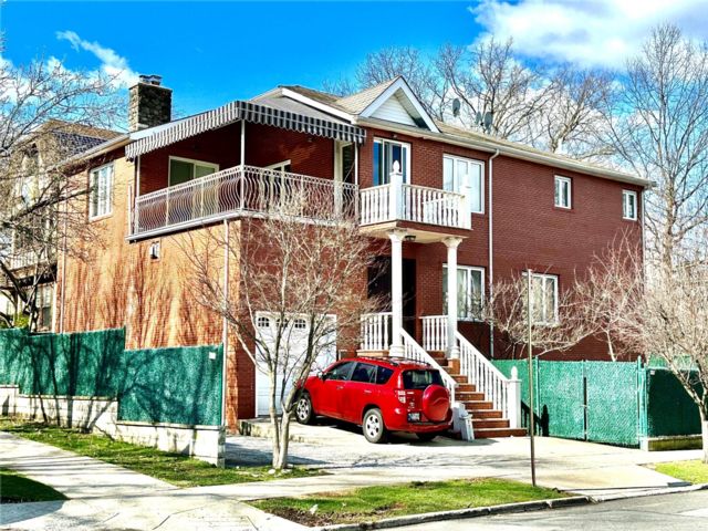  4 BR,  5.00 BTH &nbsp;Contemporary style home in Forest Hills
