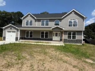  6 BR,  3.00 BTH &nbsp;Colonial style home in Brentwood