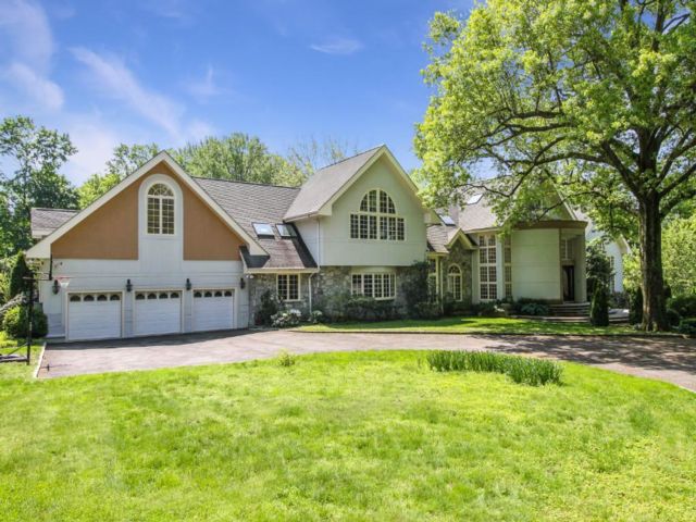  8 BR,  8.00 BTH &nbsp;Traditional style home in Scarsdale