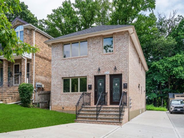  3 BR,  2.00 BTH &nbsp;Colonial style home in Glen Oaks