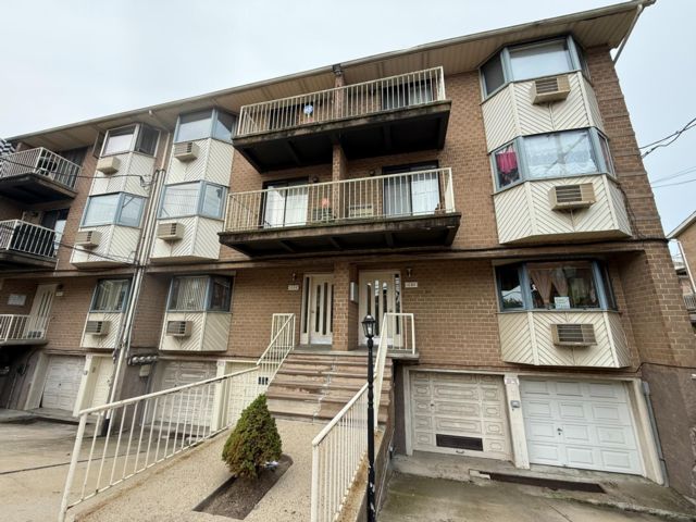  2 BR,  2.00 BTH &nbsp;Condo style home in Mill Basin