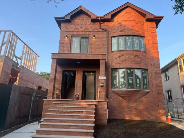  6 BR,  4.00 BTH &nbsp;Colonial style home in Oakland Gardens