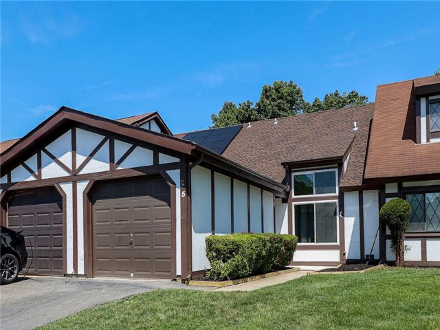  3 BR,  2.00 BTH &nbsp;Condo style home in Middle Island