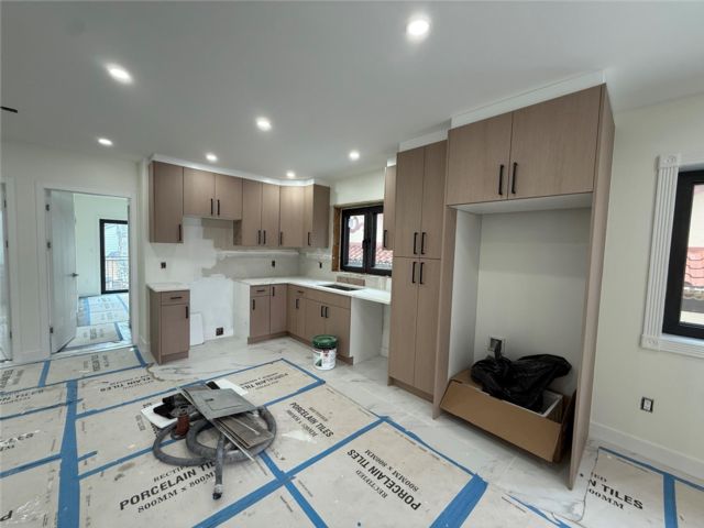  7 BR,  6.00 BTH &nbsp;Contemporary style home in Flushing