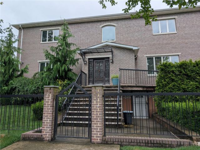  4 BR,  4.00 BTH &nbsp;Colonial style home in Eltingville