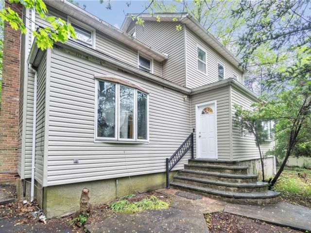  4 BR,  2.00 BTH &nbsp;Colonial style home in Glenwood Landing