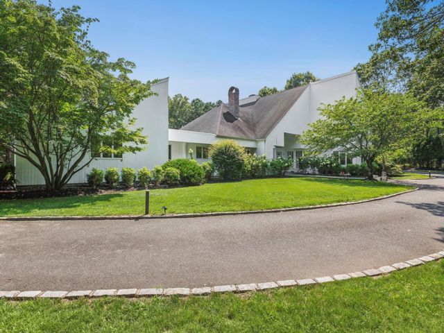  4 BR,  5.00 BTH &nbsp;Post modern style home in East Quogue