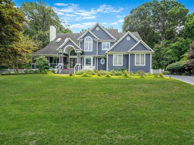  5 BR,  3.00 BTH &nbsp;Colonial style home in Miller Place