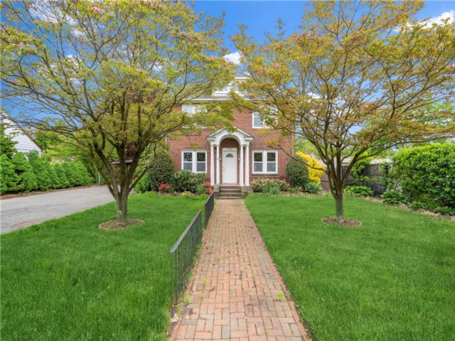  4 BR,  2.00 BTH &nbsp;Colonial style home in Glen Head