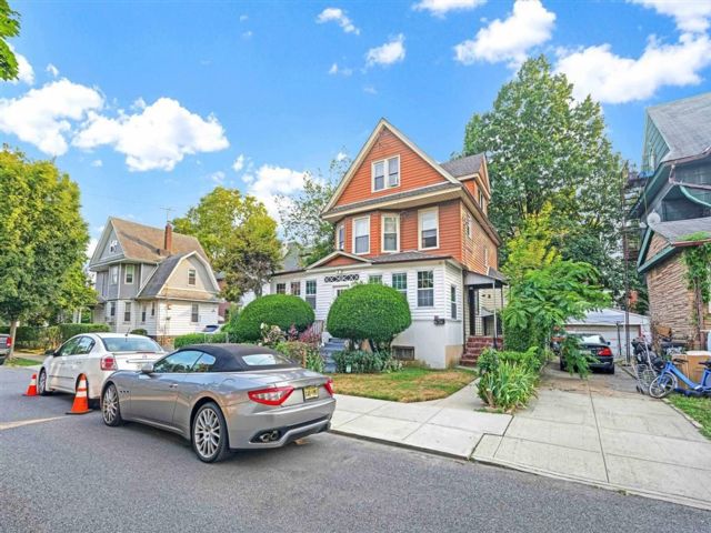  6 BR,  2.00 BTH &nbsp;House style home in Kew Gardens