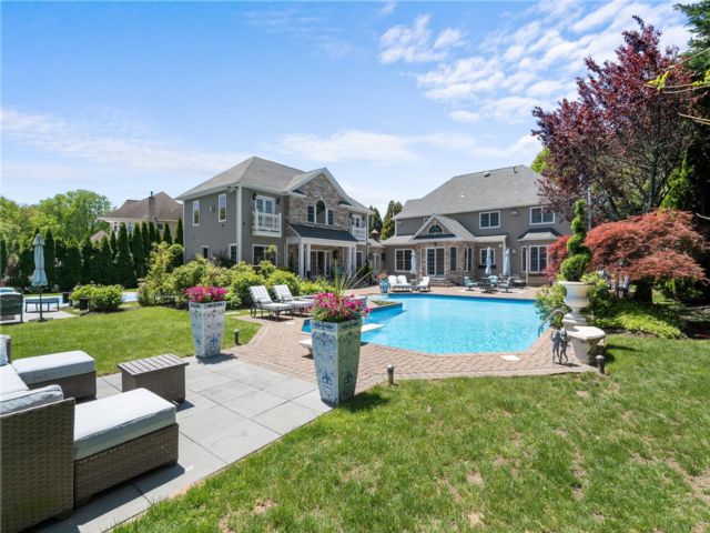  5 BR,  5.00 BTH &nbsp;Colonial style home in East Islip