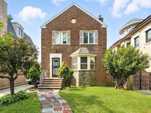  4 BR,  4.00 BTH &nbsp;Colonial style home in Forest Hills