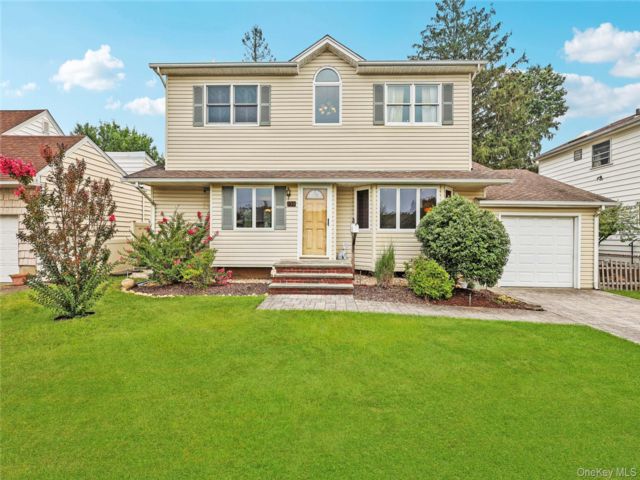  3 BR,  3.00 BTH &nbsp;Colonial style home in Hicksville