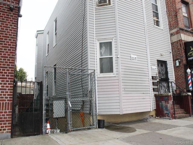  3 BR,  0.00 BTH &nbsp;House style home in Parkchester