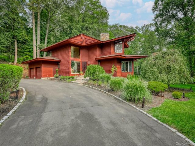  5 BR,  5.00 BTH &nbsp;Colonial style home in New City