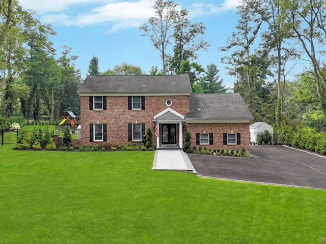  5 BR,  4.00 BTH &nbsp;Colonial style home in Dix Hills