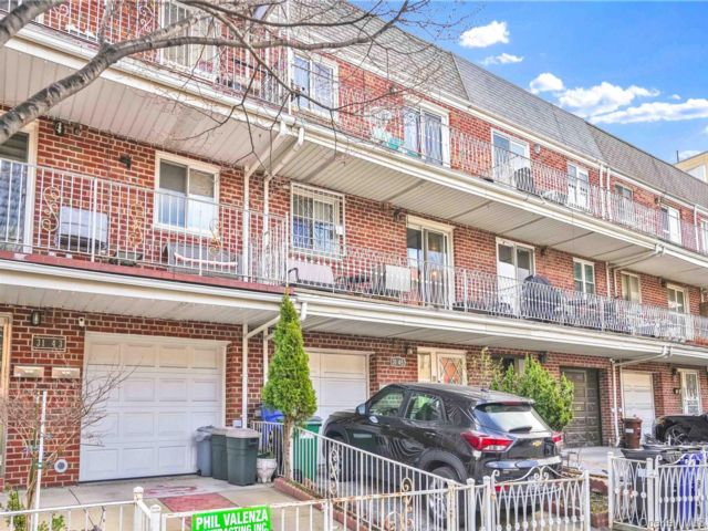  7 BR,  6.00 BTH &nbsp;House style home in Astoria