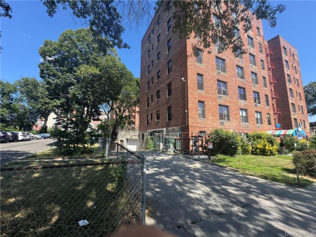  3 BR,  2.00 BTH &nbsp;Other style home in Flushing