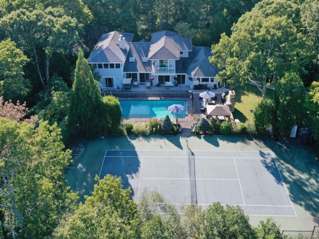  6 BR,  9.00 BTH &nbsp;Post modern style home in East Quogue