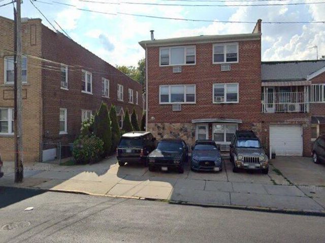  6 BR,  6.00 BTH &nbsp;House style home in Fresh Meadows