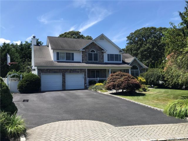  5 BR,  4.00 BTH &nbsp;Colonial style home in Hauppauge