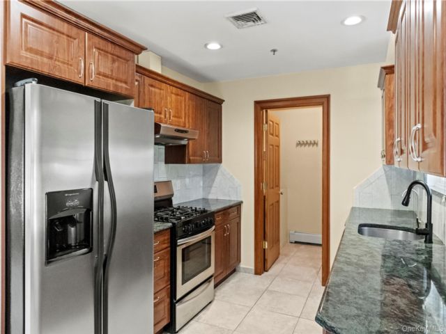  2 BR,  1.00 BTH &nbsp;Other style home in Glen Cove