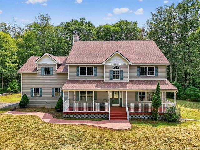  4 BR,  3.00 BTH &nbsp;Colonial style home in Pine Bush