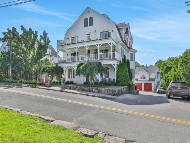  3 BR,  4.00 BTH &nbsp;Other style home in New Rochelle