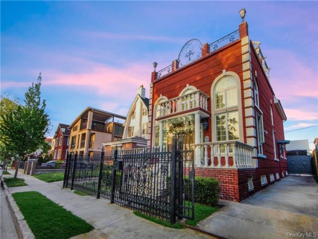  3 BR,  5.00 BTH &nbsp;Other style home in Brighton Beach