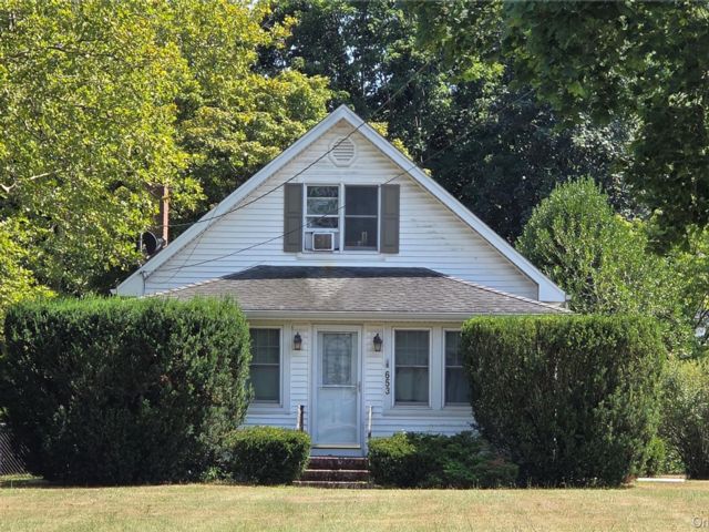  3 BR,  3.00 BTH &nbsp;Cape cod style home in Aquebogue