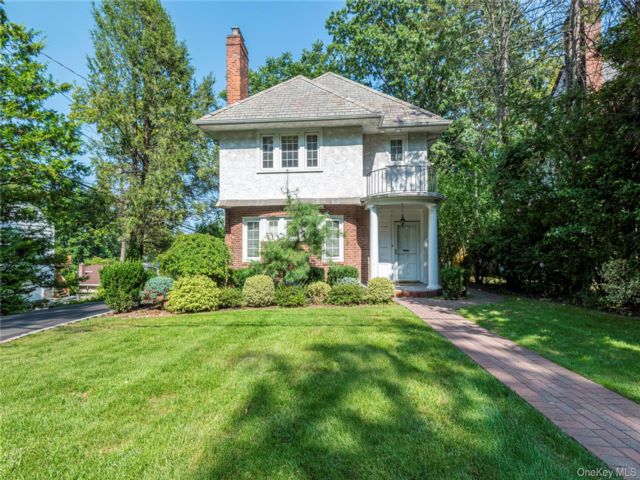  4 BR,  4.00 BTH &nbsp;Colonial style home in Great Neck