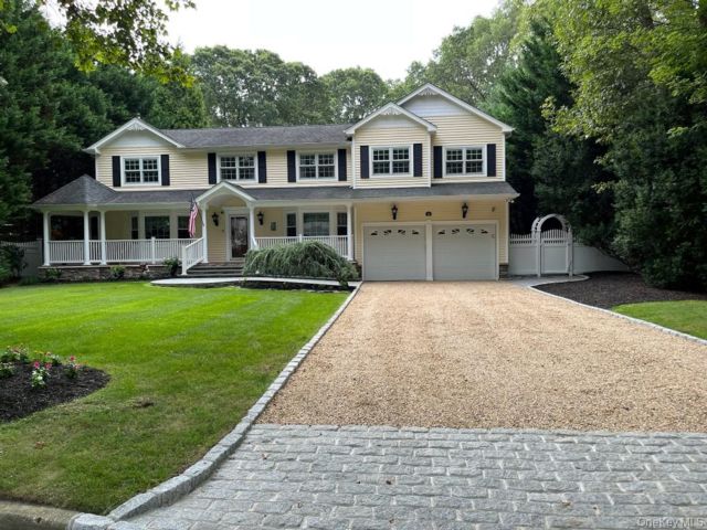  5 BR,  4.00 BTH &nbsp;Traditional style home in Smithtown