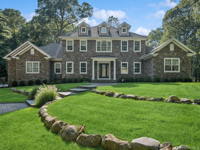  6 BR,  6.00 BTH &nbsp;Colonial style home in Head Of The Harbor