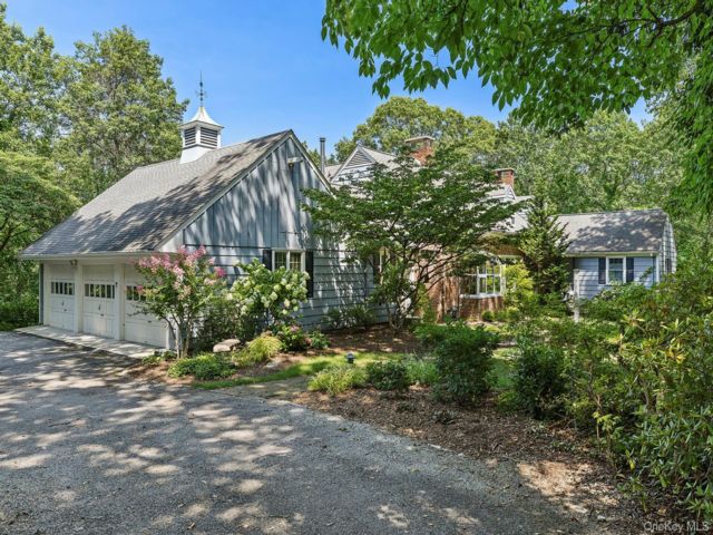  5 BR,  5.00 BTH &nbsp;Traditional style home in Centerport