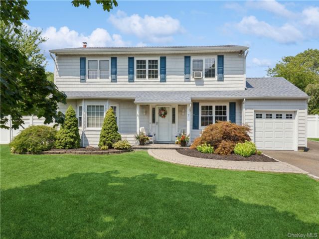  4 BR,  4.00 BTH &nbsp;Colonial style home in Farmingville