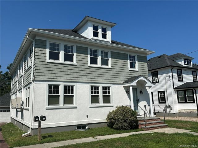  3 BR,  1.00 BTH &nbsp;Colonial style home in Glen Cove