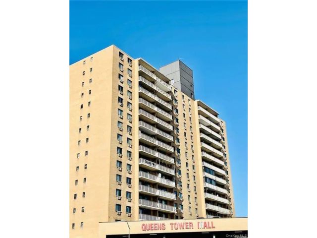  2 BR,  2.00 BTH &nbsp;Mid-century mod style home in Rego Park