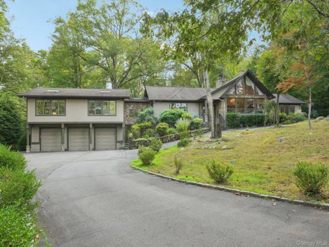  4 BR,  5.00 BTH &nbsp;Ranch style home in New City