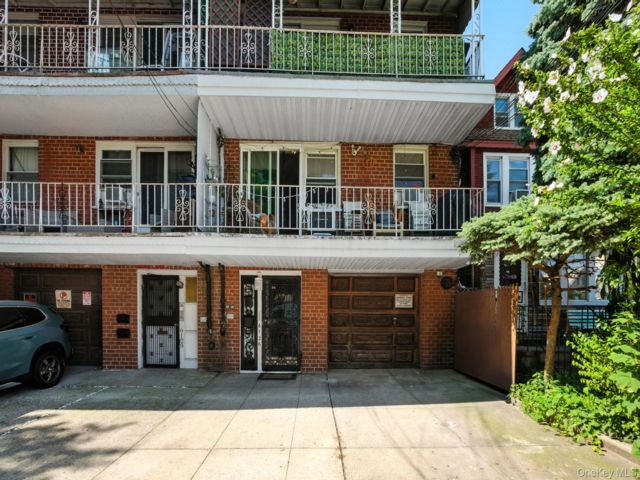  7 BR,  5.00 BTH &nbsp;House style home in Rego Park