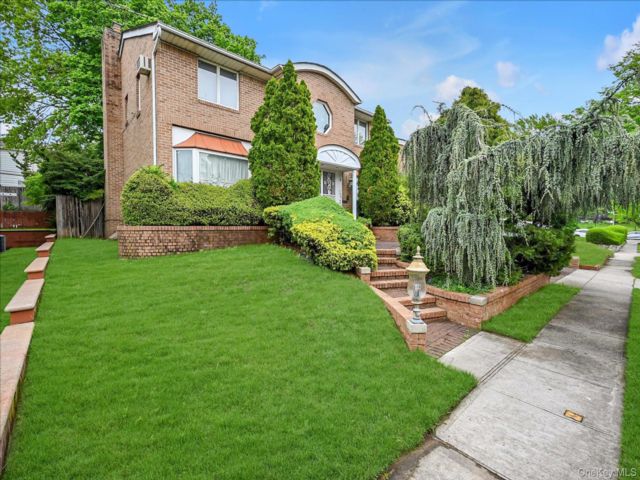  6 BR,  5.00 BTH &nbsp;Colonial style home in Kew Garden Hills