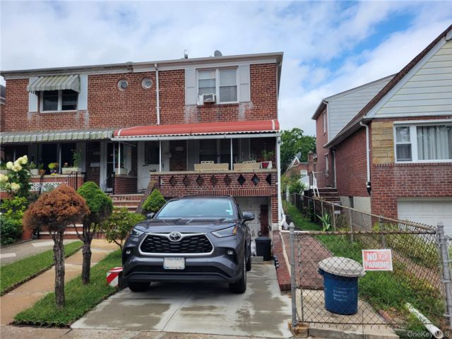  3 BR,  2.00 BTH &nbsp;Colonial style home in Flushing